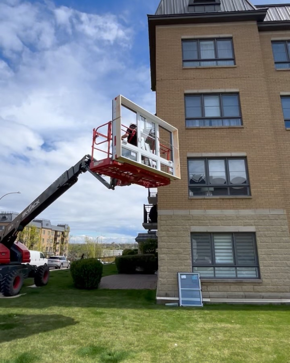 Installation de fenêtre en hauteur avec nacelle — multi-logements