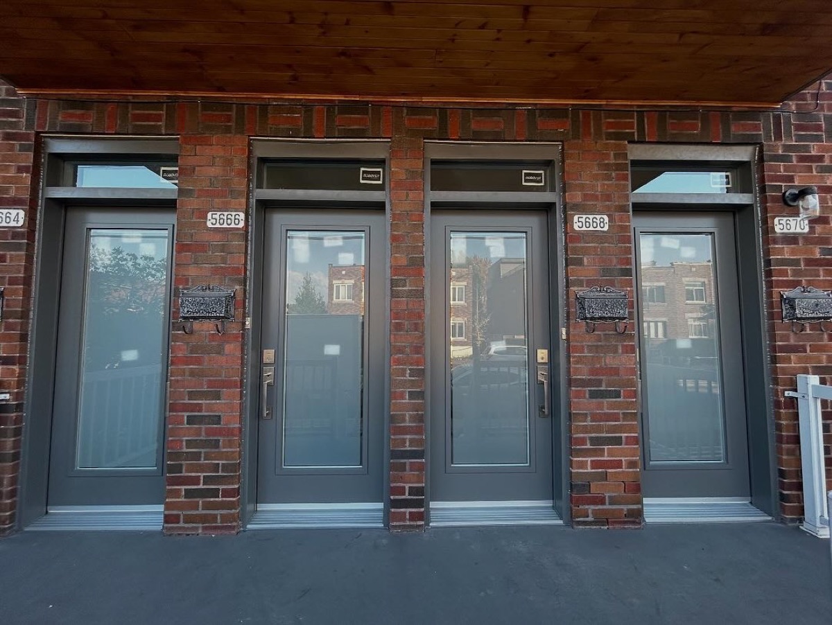 Quatre portes d'entrée neuves — quadruplex