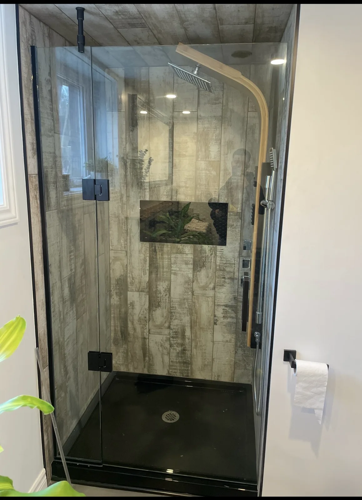 Douche vitrée sur mesure à quincaillerie noire