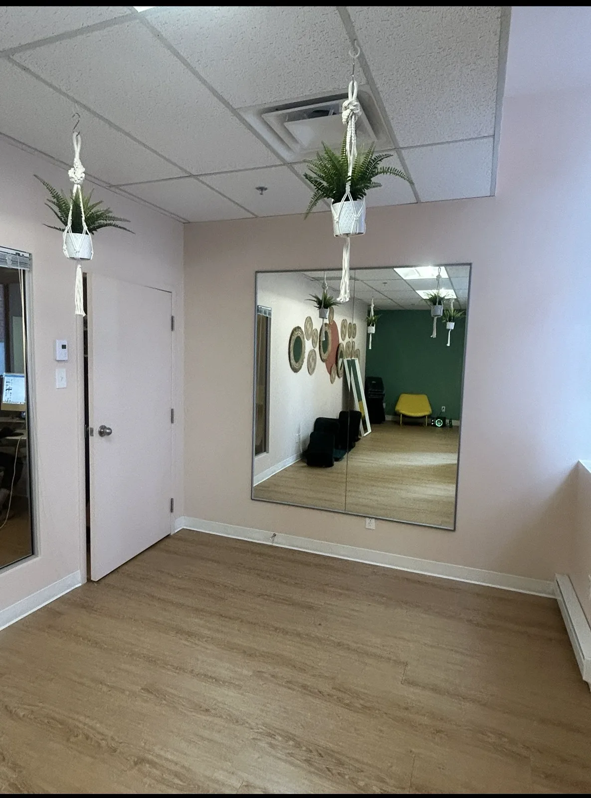 Grand miroir mural sur mesure dans un studio