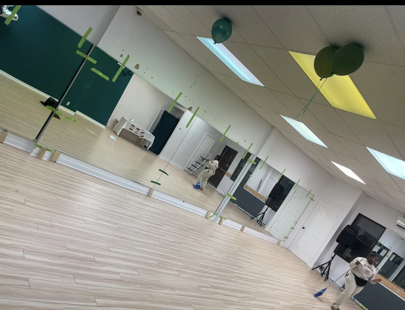 Installation d’un mur de miroirs dans un studio