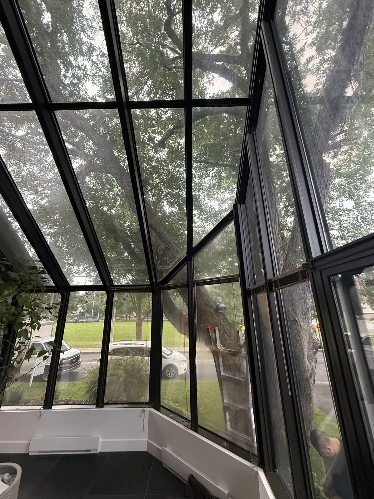 Solarium vitré à structure noire et toiture de verre
