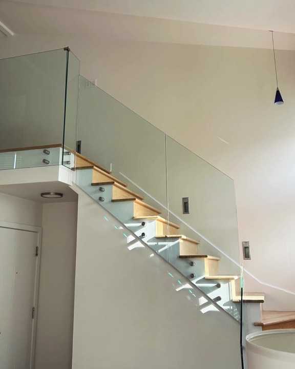 Post-free glass stair railing, residential